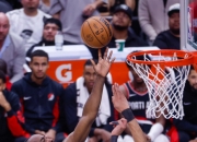 米兰体育新闻-快船艰难击败灰熊，取得胜利