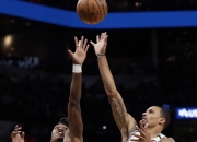 米兰体育中国官网-马刺连胜，德罗赞带领球队击败黄蜂