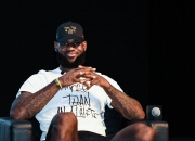 米兰体育娱乐-詹姆斯复出首秀惊艳球迷，为球队贡献全能表现