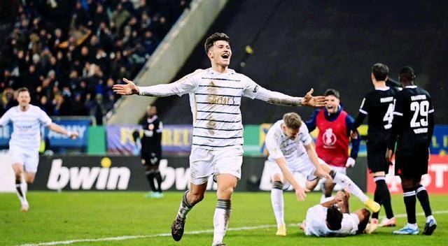 黑马球队意外晋级,强势逆袭 黑马球队意外晋级,强势逆袭