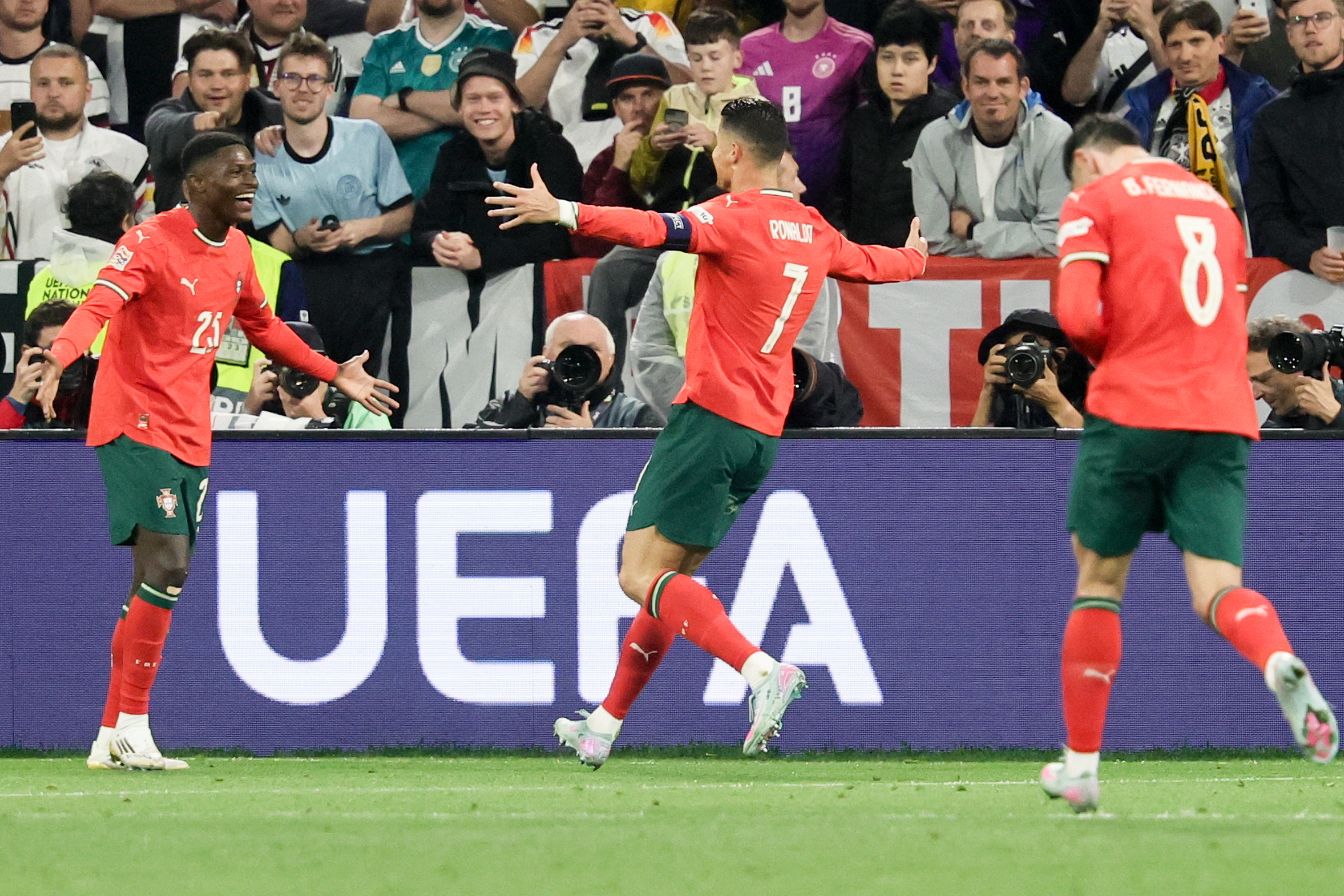 意大利主场胜葡萄牙，小组赛取得好成绩