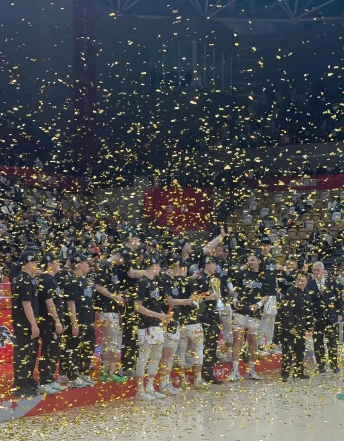 一支球队在最新一场比赛中大获全胜