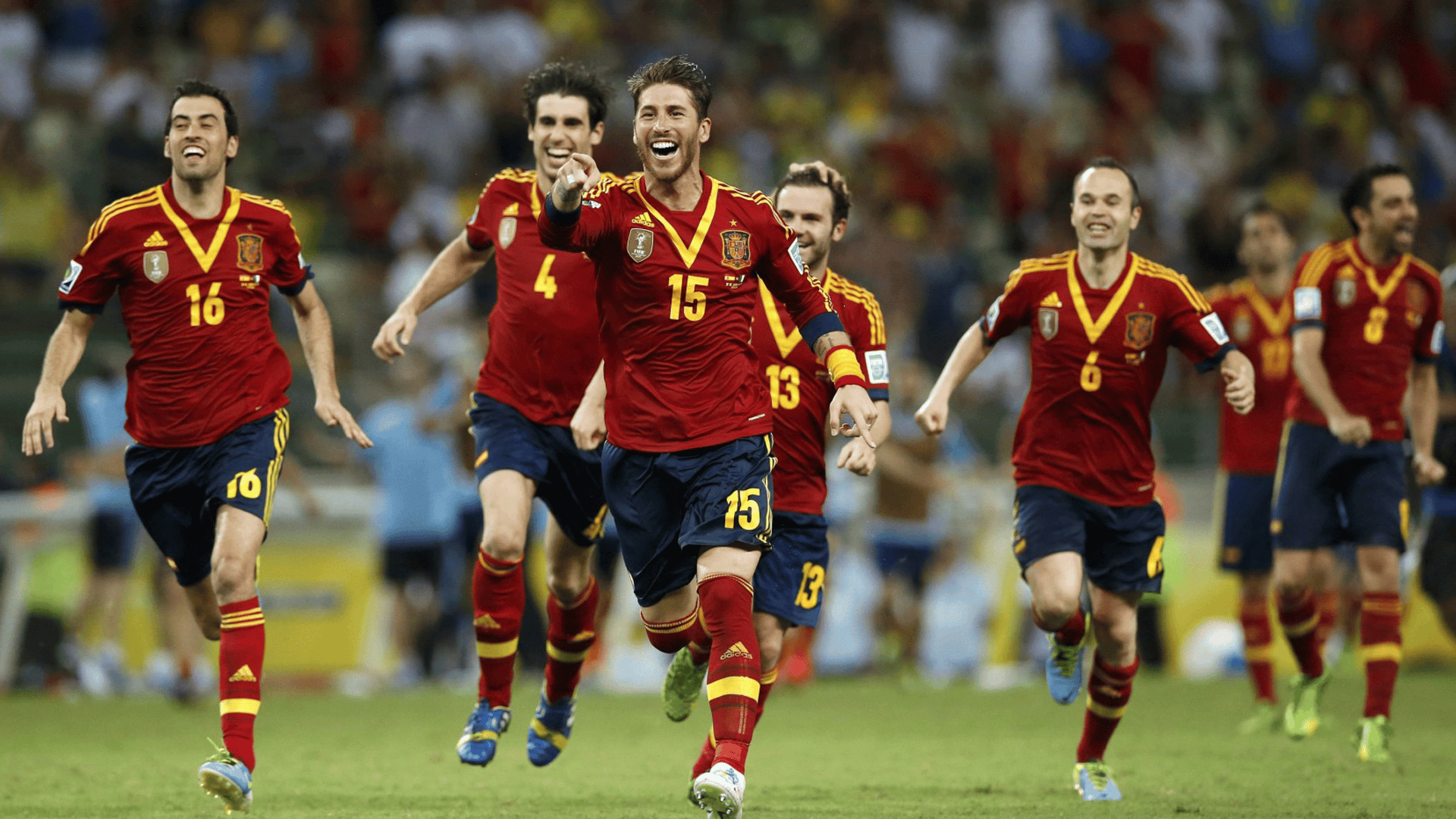 欧洲足球比赛现场激情四溢，球员百分百