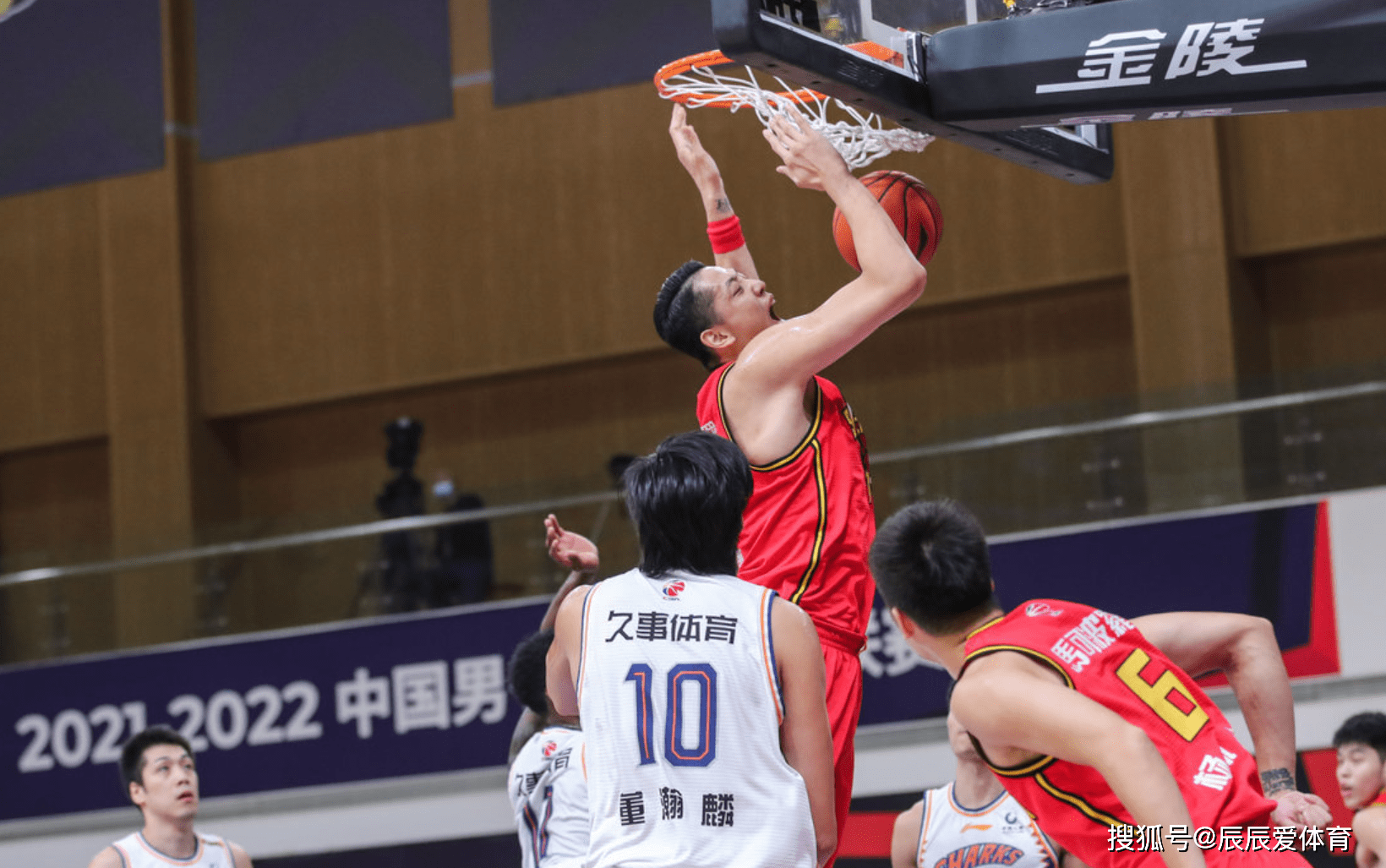 包含三十八轮过后，广东稳居榜首，辽宁排名垫底引发球迷热议的词条