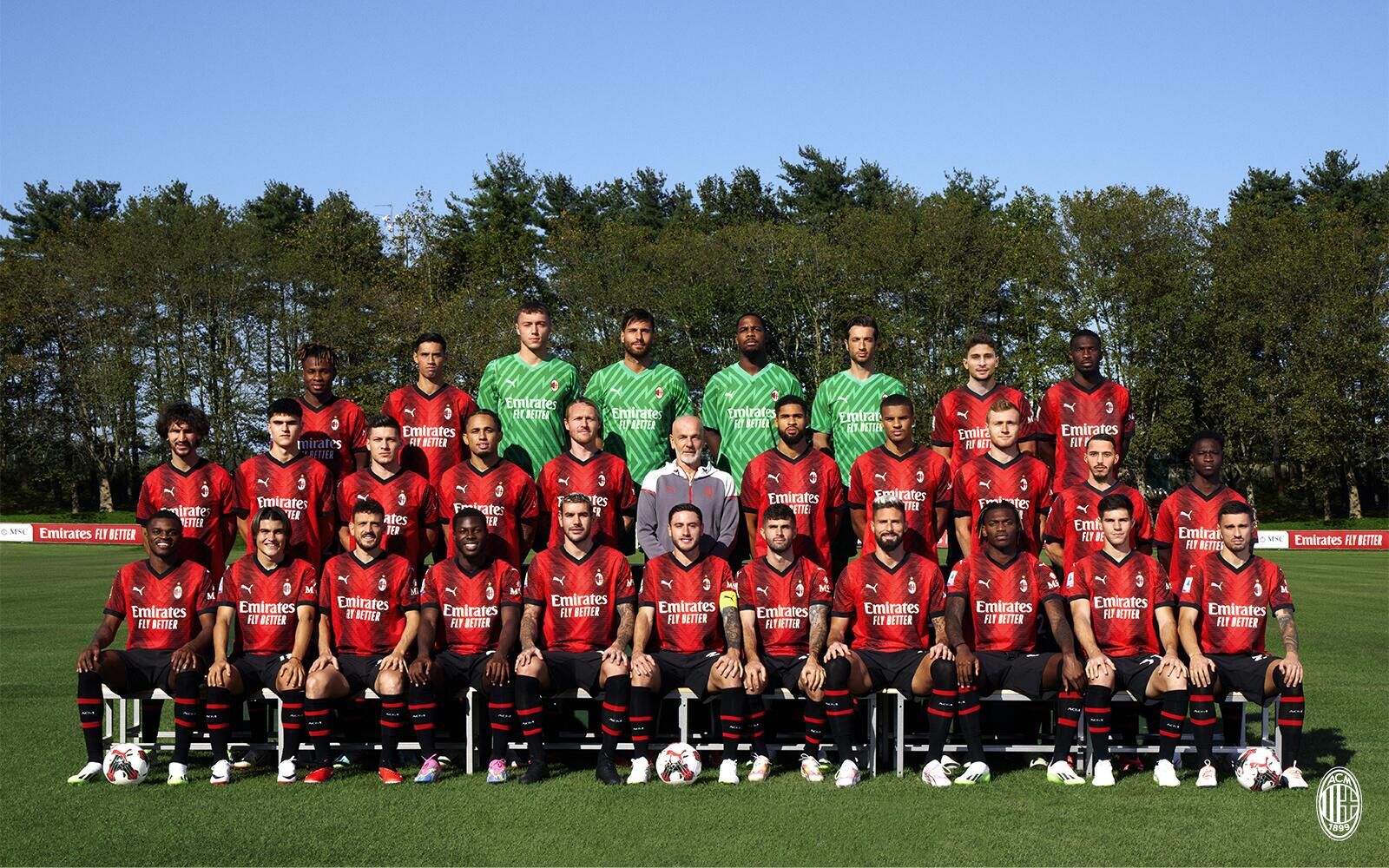 包含AC米兰球员合影曝光，团结一心备战下一场比赛的词条