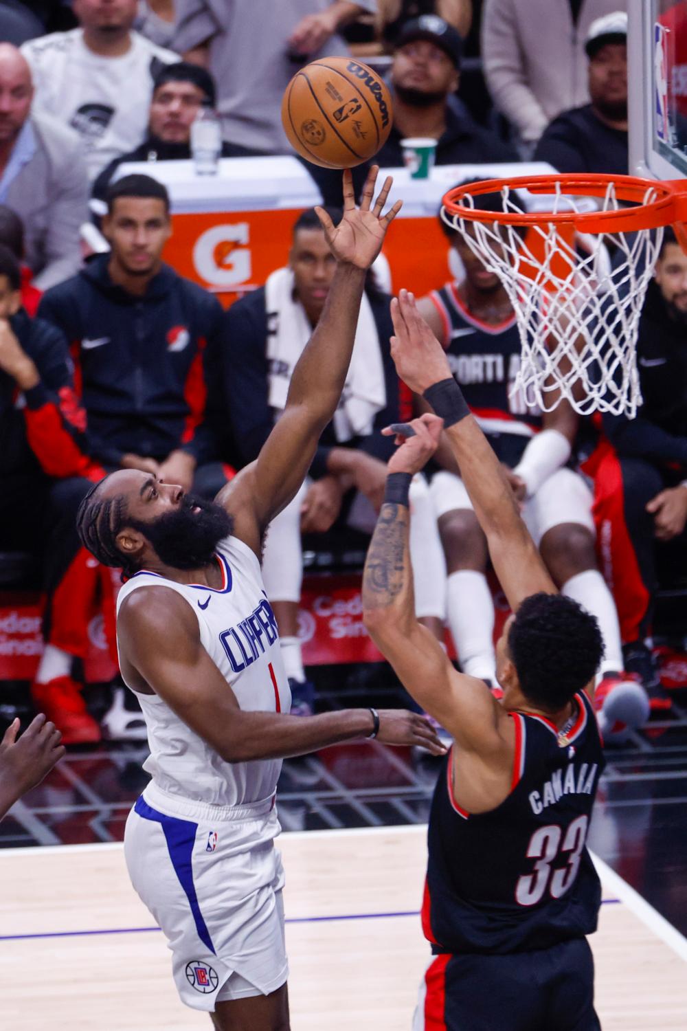 快船艰难击败灰熊,取得胜利 快船艰难击败灰熊,取得胜利