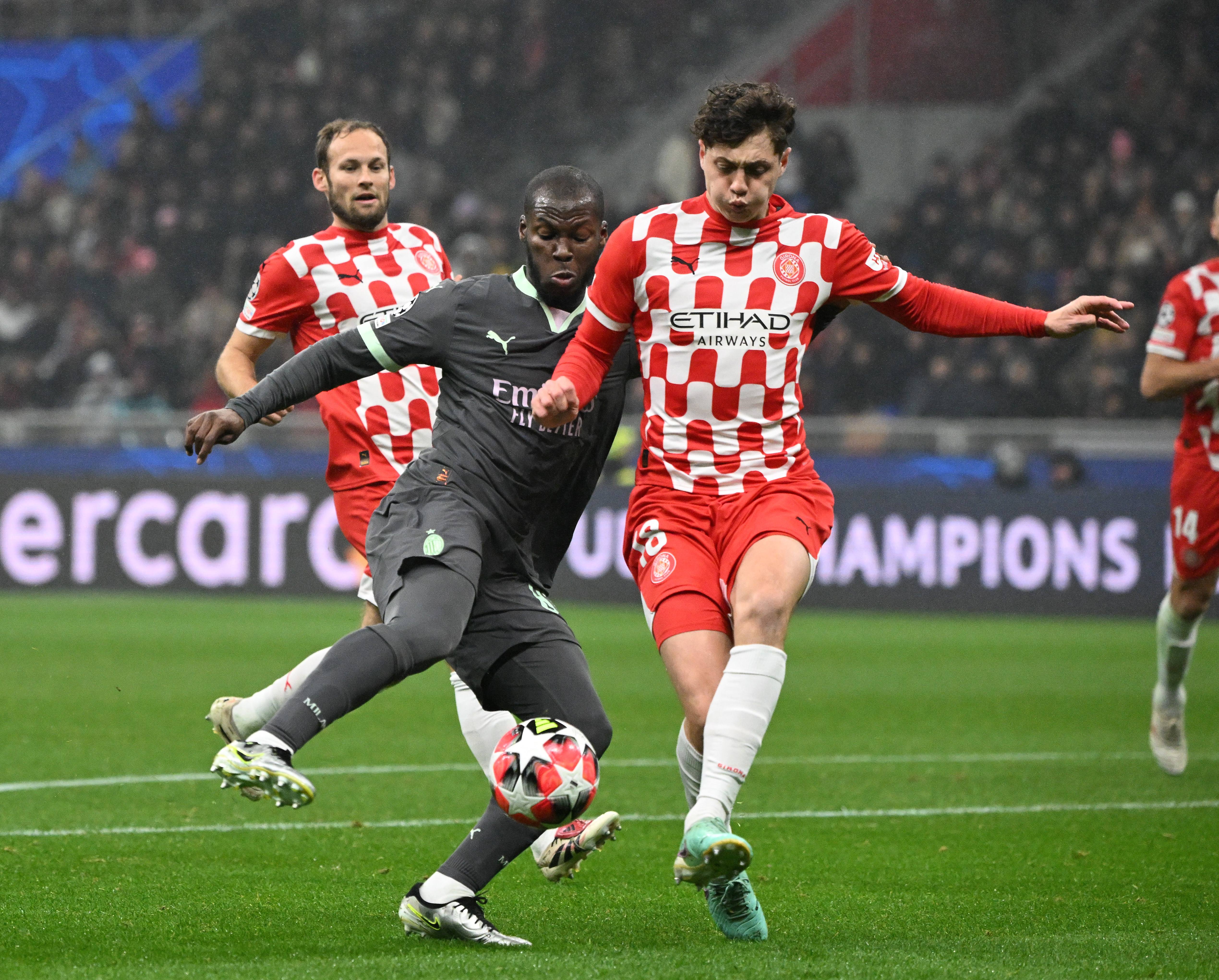 包含AC米兰取得四连胜，力争晋级八强的词条