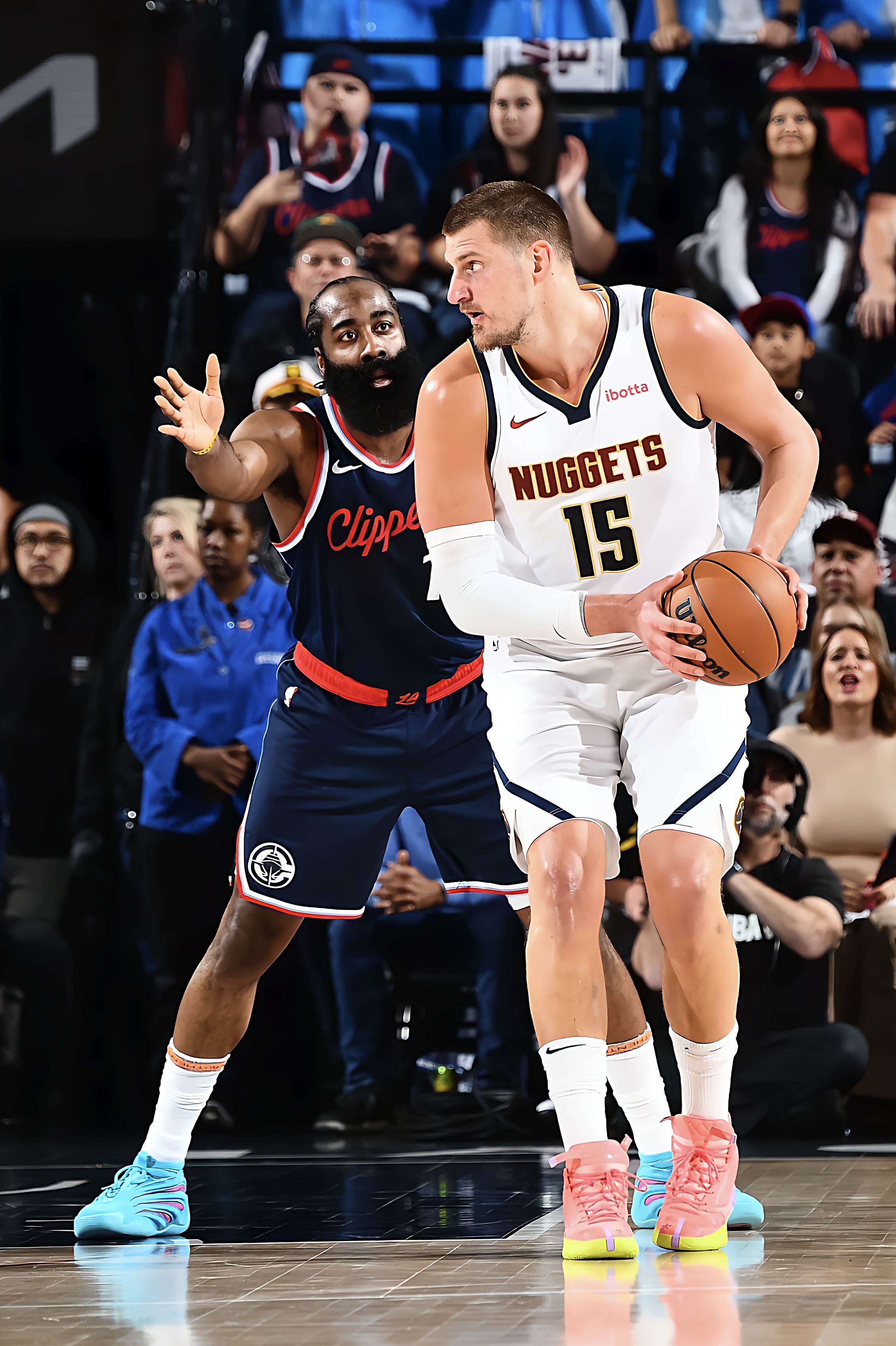 关于快船主场告捷，乔治季后赛状况尚稳定的信息