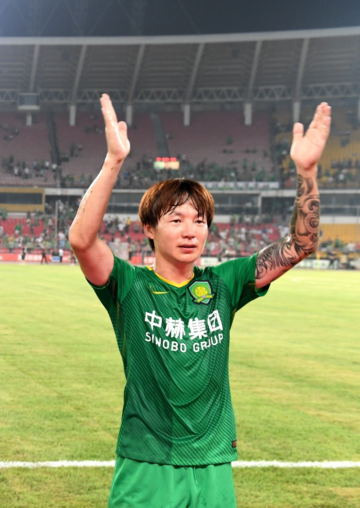 沙尔克坚守主场不败，继续向前