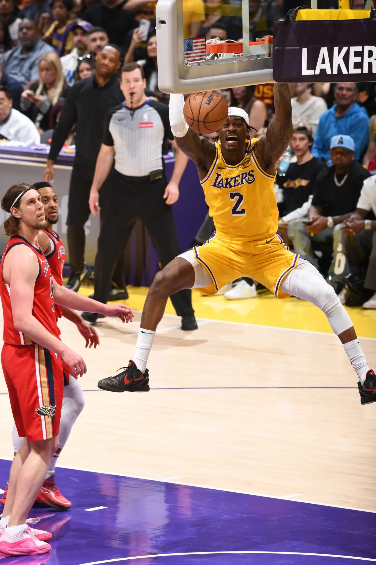 湖人艰苦险胜开拓者，击败对手取得胜利