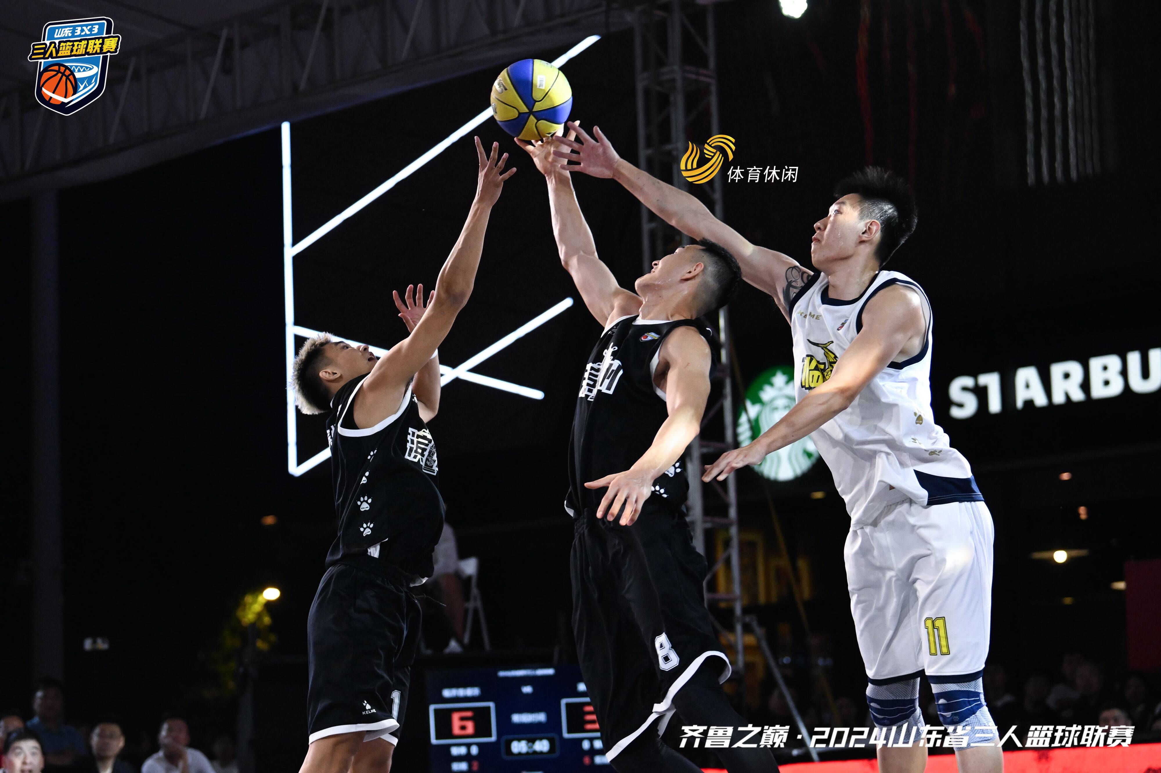 篮球联赛中球队实力相当，赛事悬念迭起