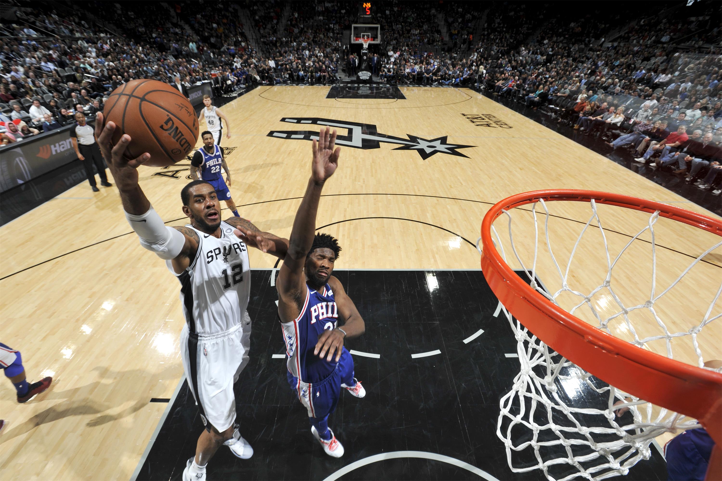 马刺连胜，德罗赞带领球队击败黄蜂