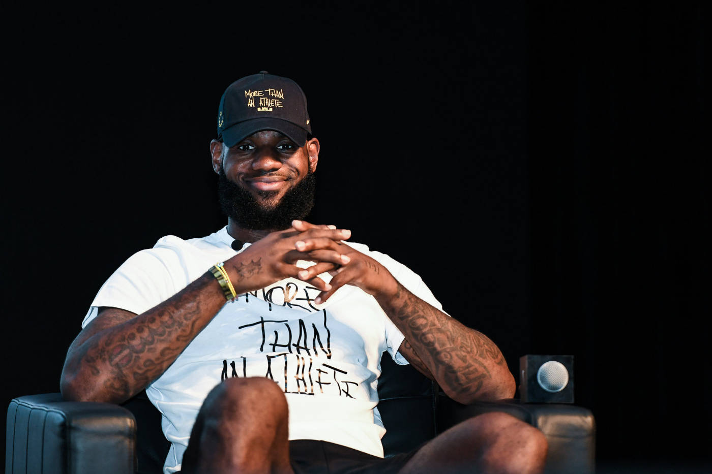 詹姆斯复出首秀惊艳球迷，为球队贡献全能表现