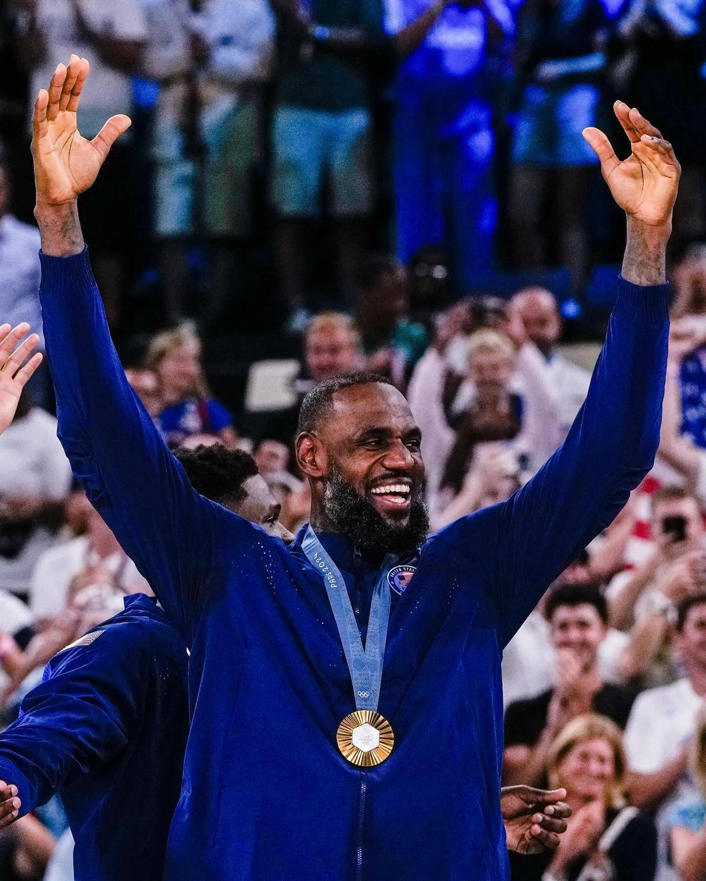 詹姆斯复出首秀惊艳球迷，为球队贡献全能表现