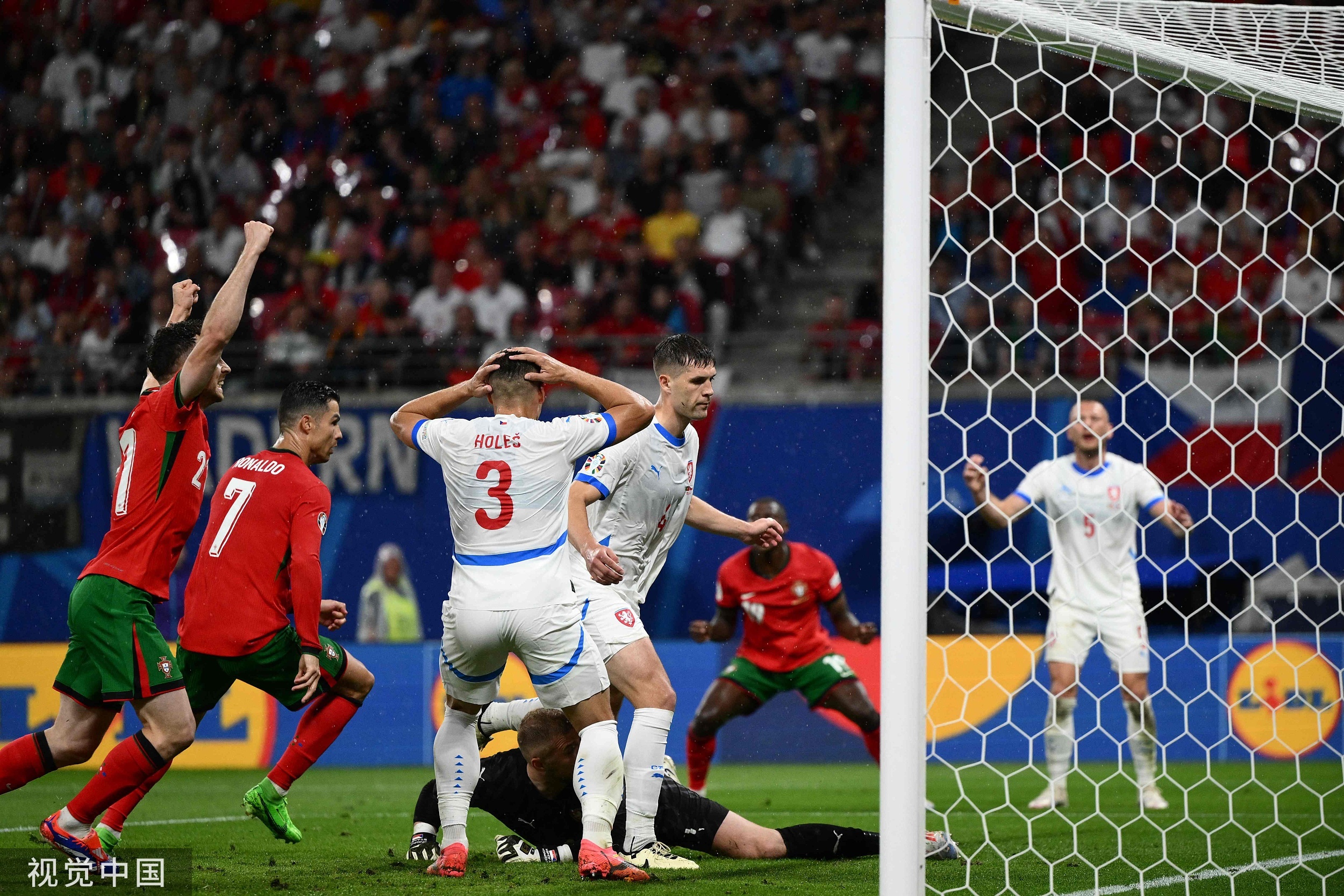 欧洲杯预选赛激战连连，球员斗志昂扬！