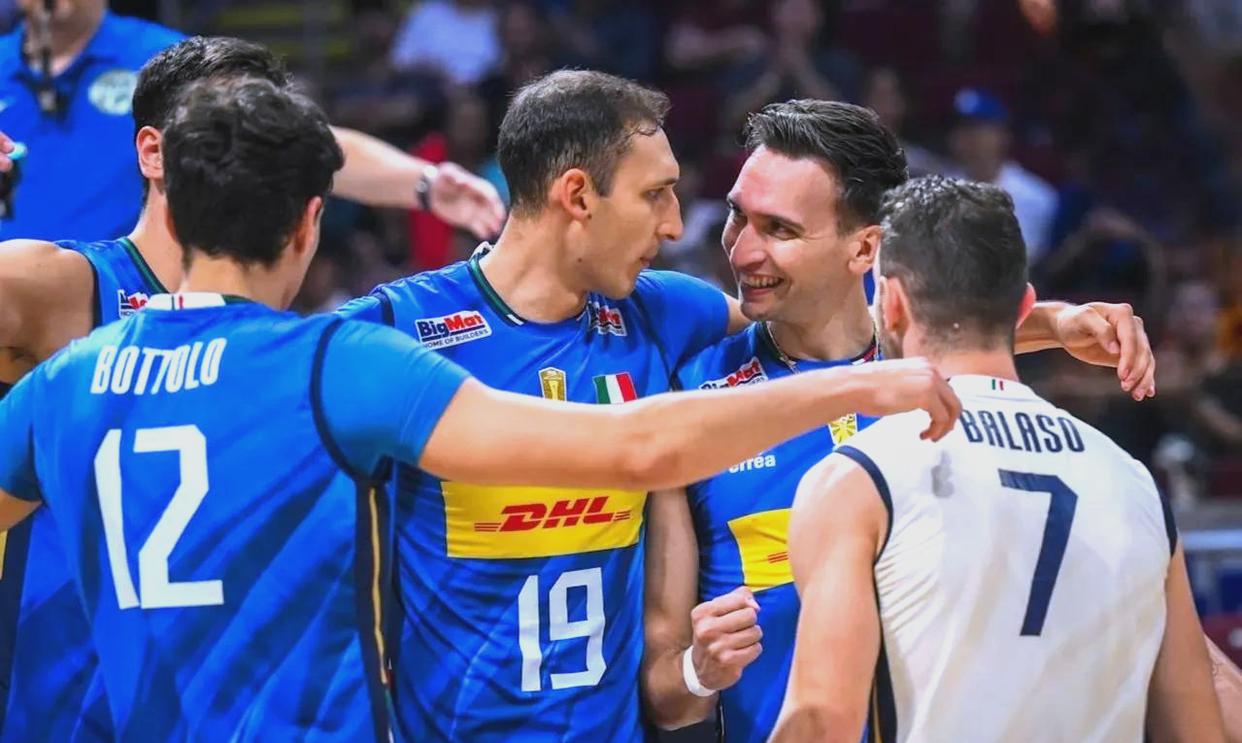 包含意大利选手发挥出色成功晋级国际足球赛半决赛的词条