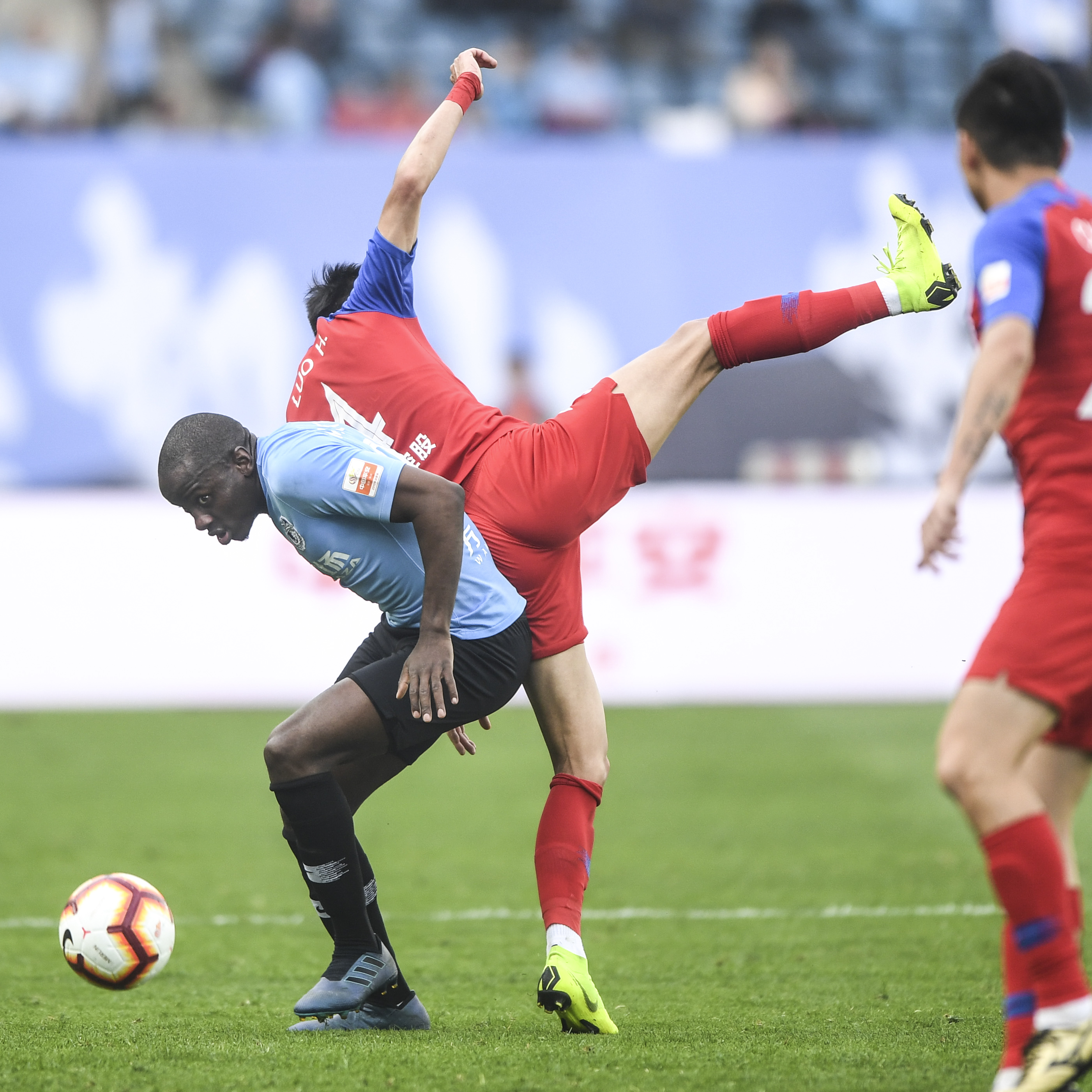 场上抢点争抢，球员展现技艺